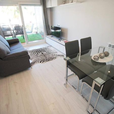 Family Deluxe Apartment Beach กาสเตย์เดเฟลส์ ภายนอก รูปภาพ