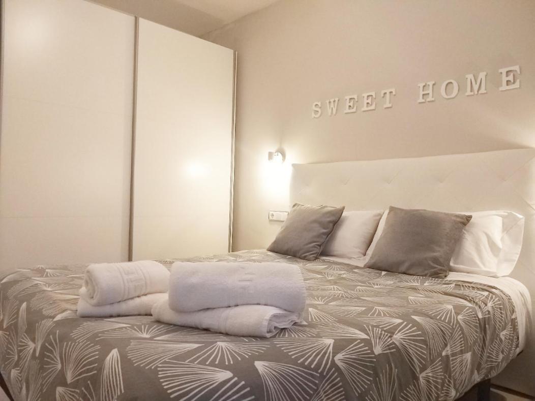 Family Deluxe Apartment Beach กาสเตย์เดเฟลส์ ภายนอก รูปภาพ